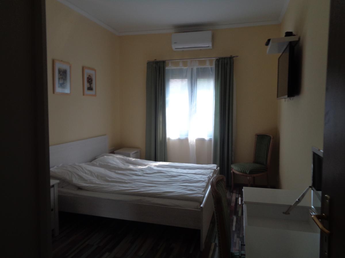 Arnyas Park Apartmanhaz Bed & Breakfast Balatonalmadi Exterior photo