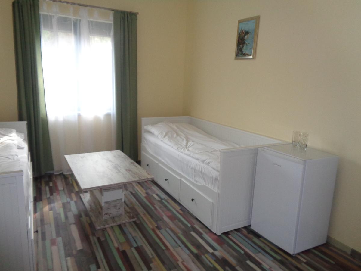 Arnyas Park Apartmanhaz Bed & Breakfast Balatonalmadi Exterior photo