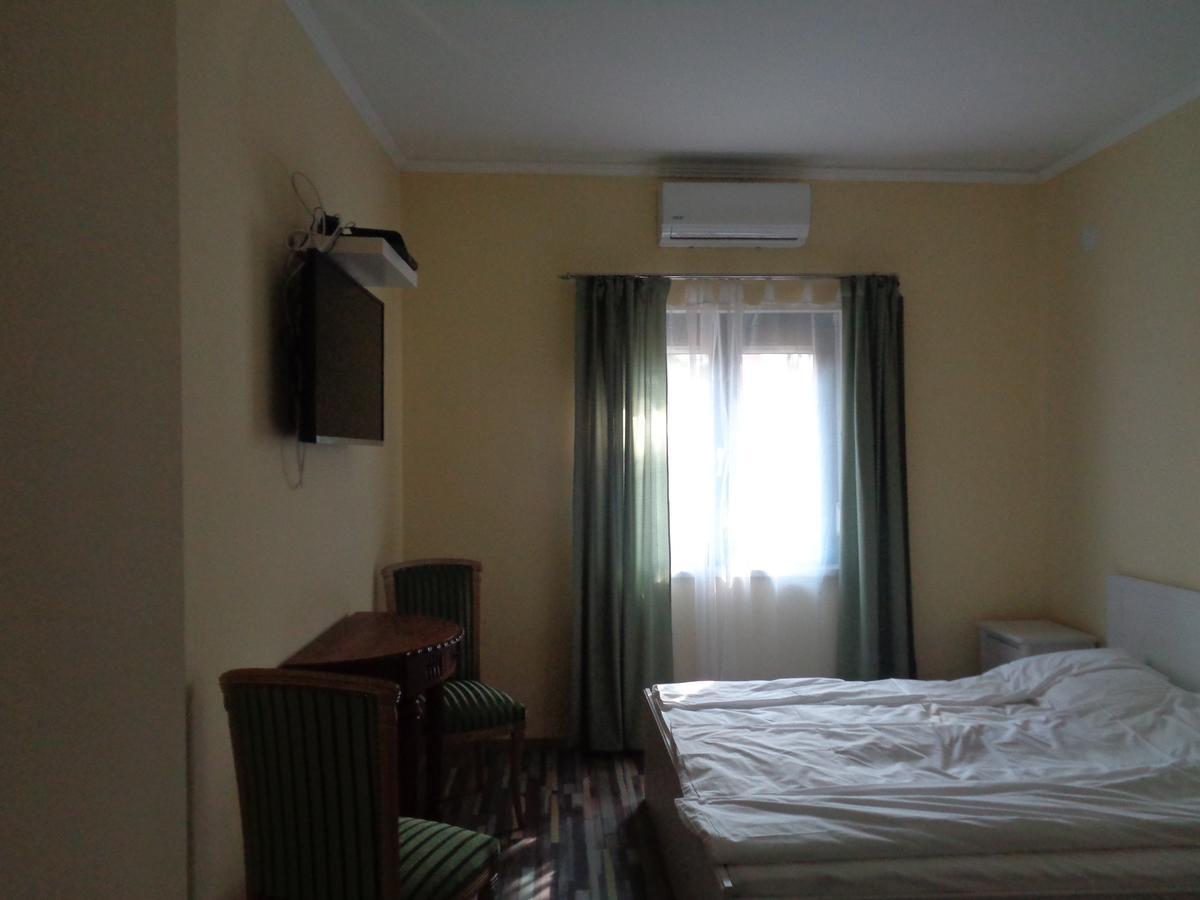 Arnyas Park Apartmanhaz Bed & Breakfast Balatonalmadi Exterior photo